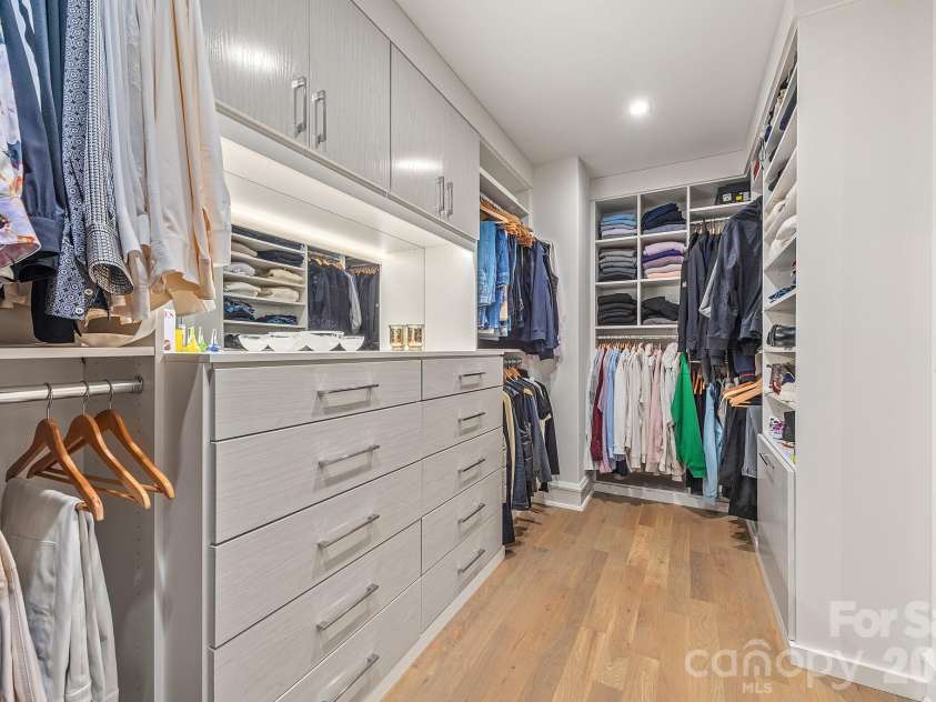610 Queens Road, Charlotte, NC 28207.  MLS# CAR4420275, YatesRealty ID 51625. 