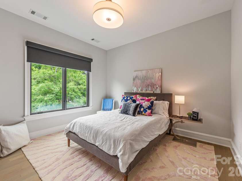 610 Queens Road, Charlotte, NC 28207.  MLS# CAR4420275, YatesRealty ID 51625. 