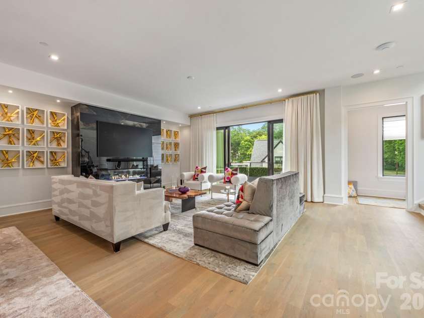 610 Queens Road, Charlotte, NC 28207.  MLS# CAR4420275, YatesRealty ID 51625. 