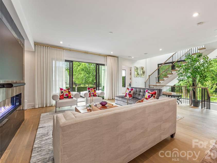 610 Queens Road, Charlotte, NC 28207.  MLS# CAR4420275, YatesRealty ID 51625. 