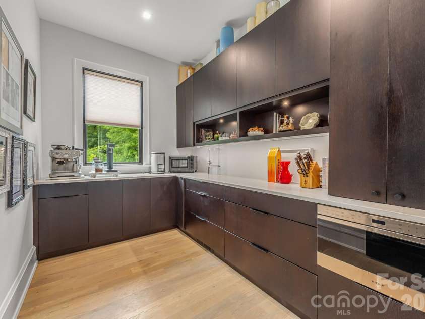 610 Queens Road, Charlotte, NC 28207.  MLS# CAR4420275, YatesRealty ID 51625. 