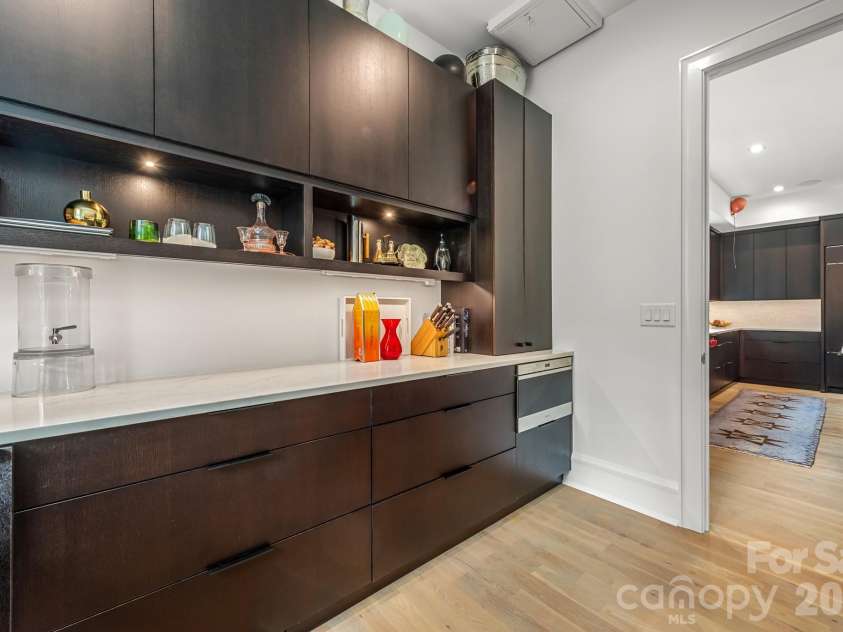 610 Queens Road, Charlotte, NC 28207.  MLS# CAR4420275, YatesRealty ID 51625. 