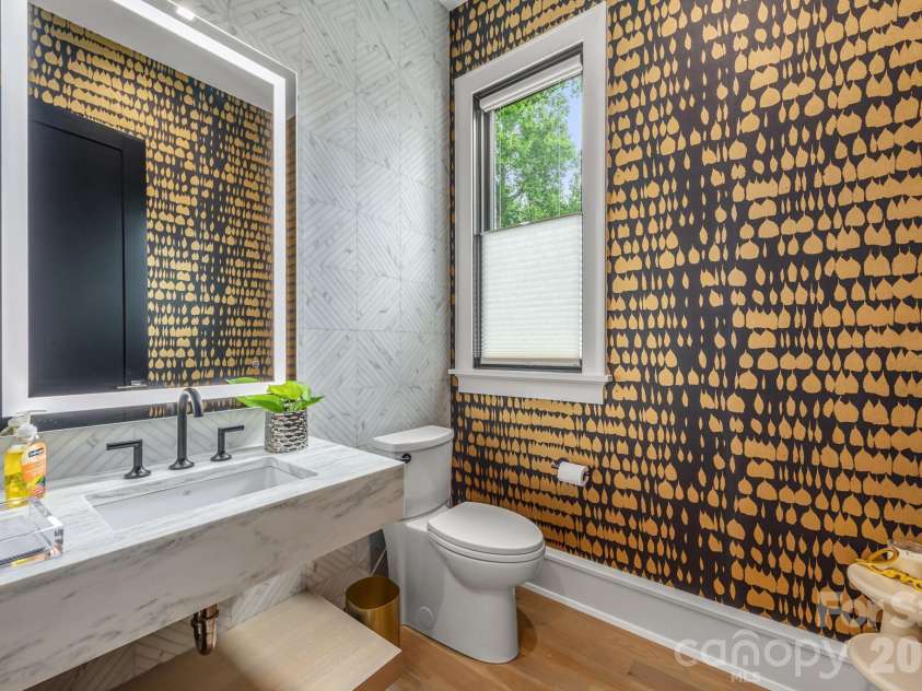 610 Queens Road, Charlotte, NC 28207.  MLS# CAR4420275, YatesRealty ID 51625. 