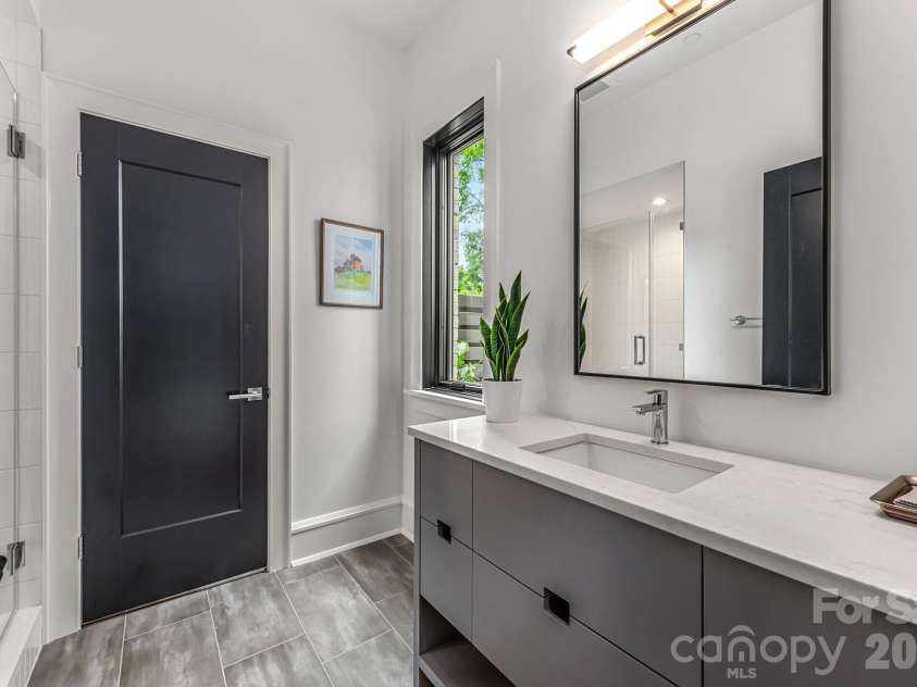 610 Queens Road, Charlotte, NC 28207.  MLS# CAR4420275, YatesRealty ID 51625. 