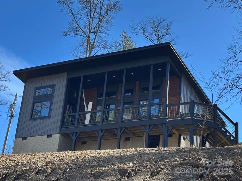 139 Duck Pond Drive, Leicester, NC 28748.  MLS# CAR4207433, YatesRealty ID 5163. 