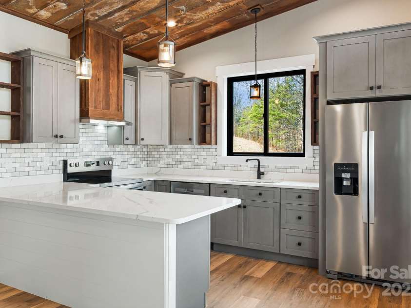 139 Duck Pond Drive, Leicester, NC 28748.  MLS# CAR4207433, YatesRealty ID 5163. 