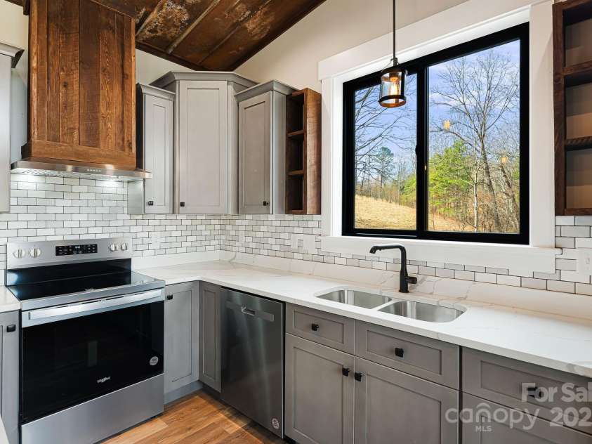 139 Duck Pond Drive, Leicester, NC 28748.  MLS# CAR4207433, YatesRealty ID 5163. 