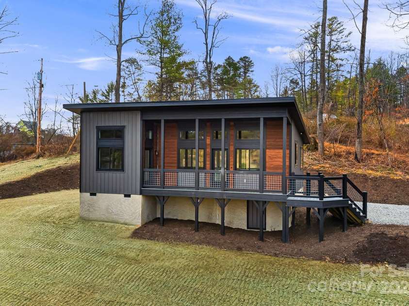 139 Duck Pond Drive, Leicester, NC 28748.  MLS# CAR4207433, YatesRealty ID 5163. 