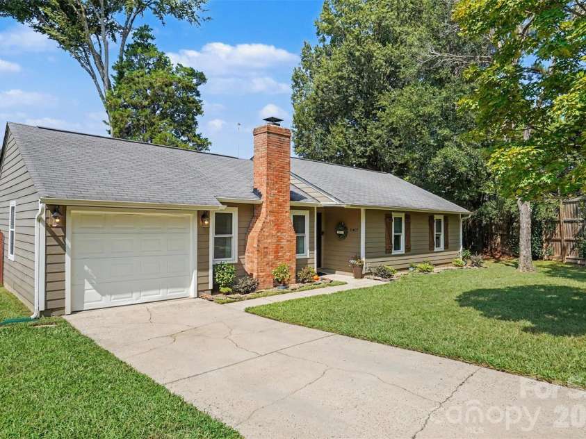 11407 Treebark Drive, Pineville, NC 28134.  MLS# CAR4418322, YatesRealty ID 51630. 