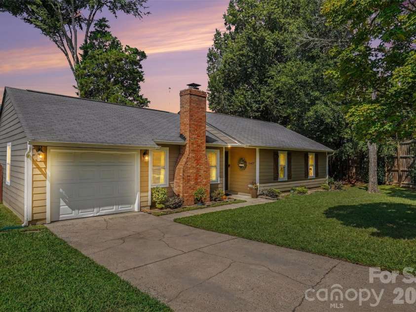 11407 Treebark Drive, Pineville, NC 28134.  MLS# CAR4418322, YatesRealty ID 51630. 