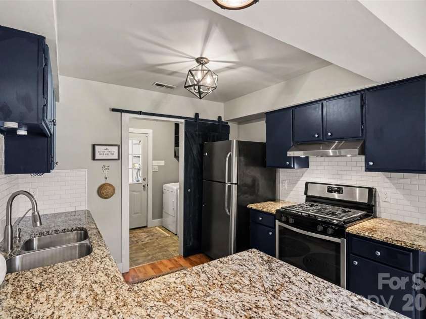 11407 Treebark Drive, Pineville, NC 28134.  MLS# CAR4418322, YatesRealty ID 51630. Kitchen