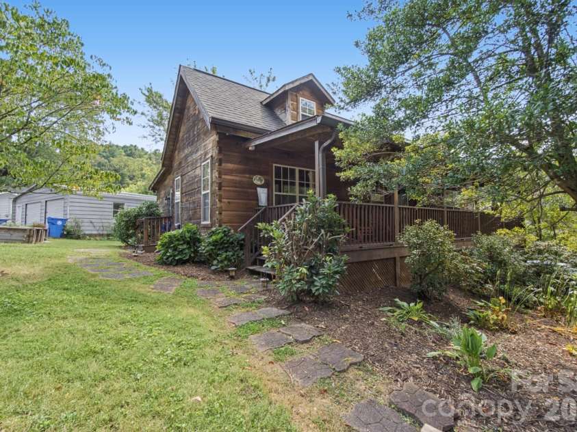 1 Locust Avenue, Asheville, NC 28804.  MLS# CAR4418409, YatesRealty ID 51631. 