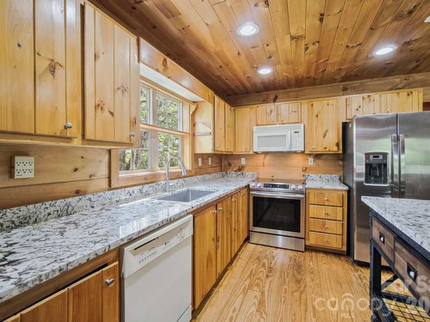 1 Locust Avenue, Asheville, NC 28804.  MLS# CAR4418409, YatesRealty ID 51631. 