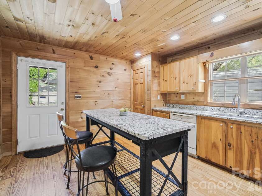 1 Locust Avenue, Asheville, NC 28804.  MLS# CAR4418409, YatesRealty ID 51631. 