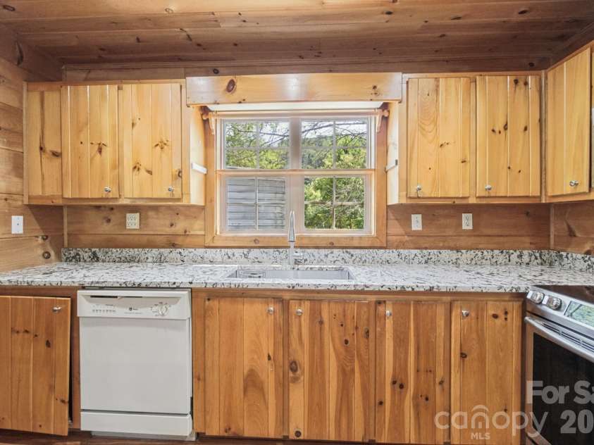 1 Locust Avenue, Asheville, NC 28804.  MLS# CAR4418409, YatesRealty ID 51631. 