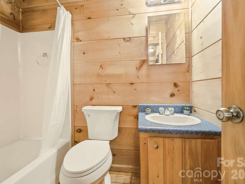 1 Locust Avenue, Asheville, NC 28804.  MLS# CAR4418409, YatesRealty ID 51631. 