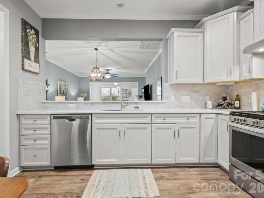 1018 Kirby Drive, Fort Mill, SC 29715.  MLS# CAR4411917, YatesRealty ID 51638. Kitchen
