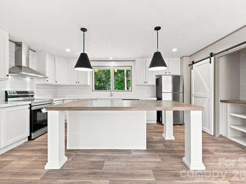 93 Foxcroft Lane, Flat Rock, NC 28792.  MLS# CAR4414955, YatesRealty ID 51640. Kitchen