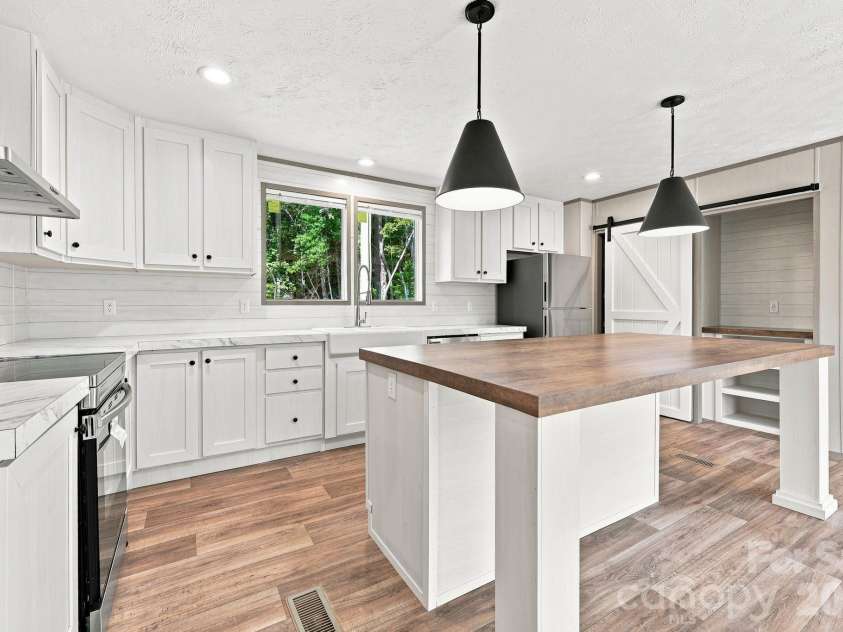 93 Foxcroft Lane, Flat Rock, NC 28792.  MLS# CAR4414955, YatesRealty ID 51640. Kitchen