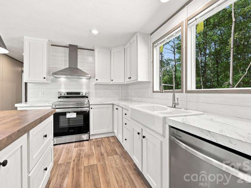 93 Foxcroft Lane, Flat Rock, NC 28792.  MLS# CAR4414955, YatesRealty ID 51640. Kitchen