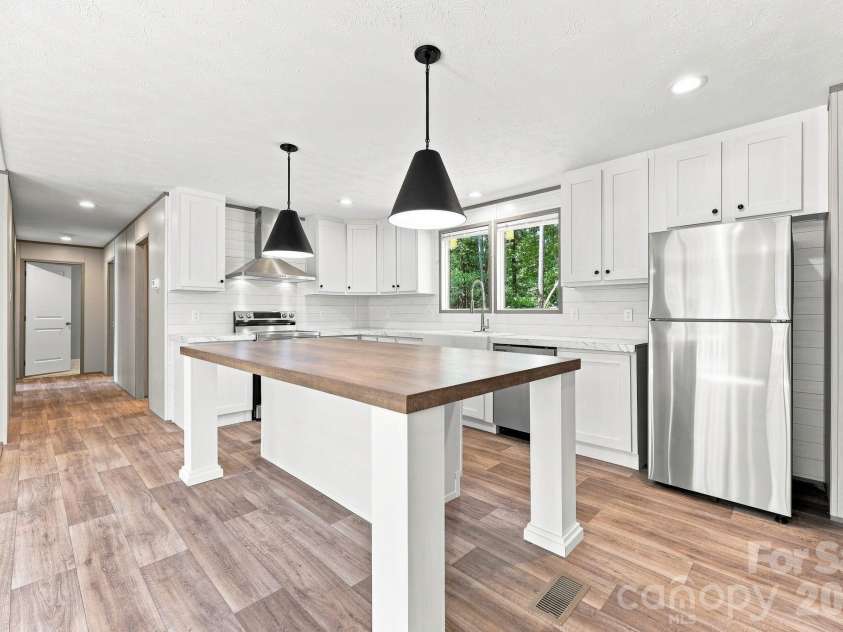 93 Foxcroft Lane, Flat Rock, NC 28792.  MLS# CAR4414955, YatesRealty ID 51640. Kitchen