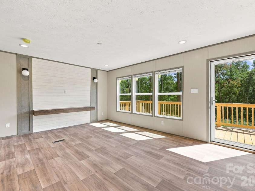 93 Foxcroft Lane, Flat Rock, NC 28792.  MLS# CAR4414955, YatesRealty ID 51640. Living Room