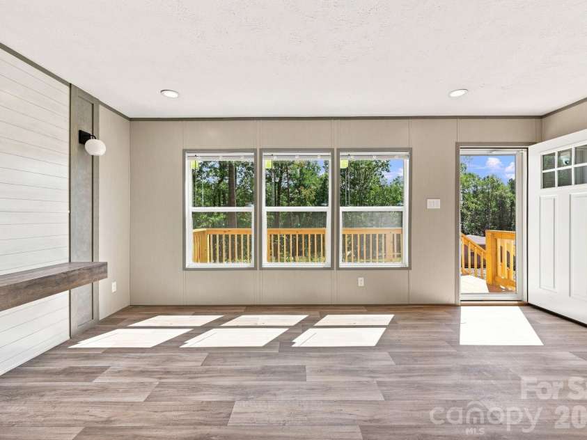 93 Foxcroft Lane, Flat Rock, NC 28792.  MLS# CAR4414955, YatesRealty ID 51640. Living Room
