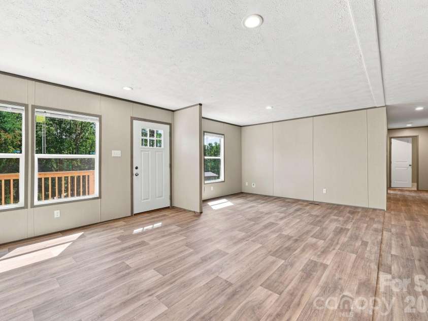 93 Foxcroft Lane, Flat Rock, NC 28792.  MLS# CAR4414955, YatesRealty ID 51640. Living Room