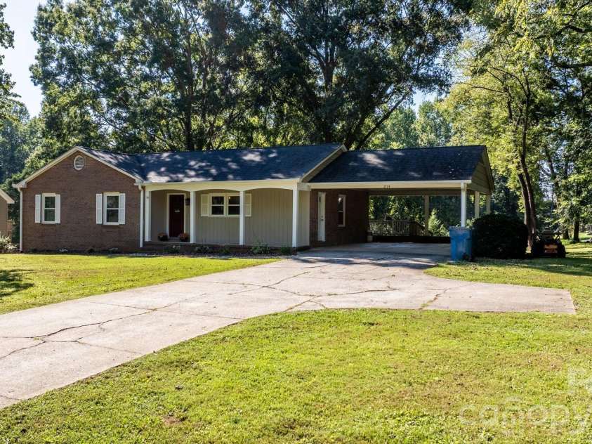 2729 Sandy Ford Road, Newton, NC 28658.  MLS# CAR4406143, YatesRealty ID 51643. Extensive Driveway