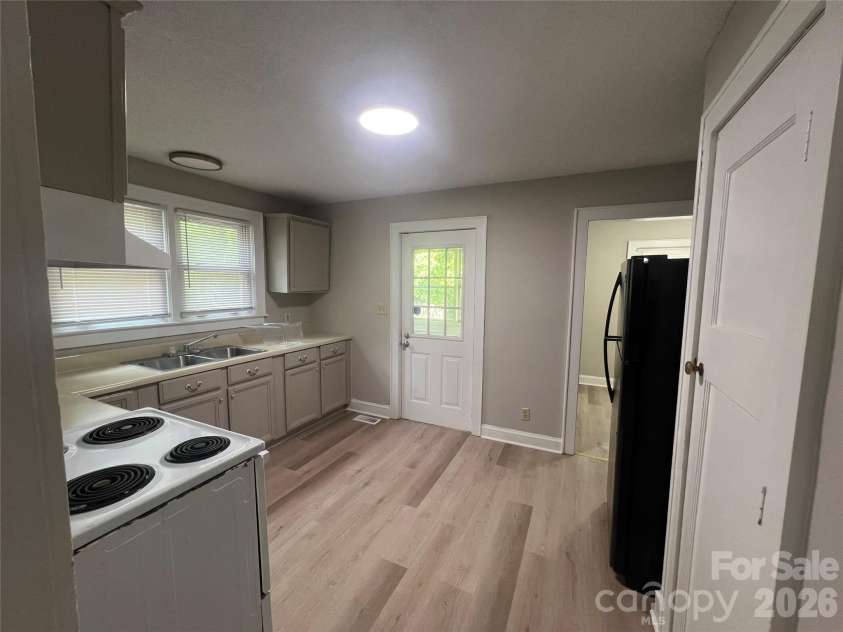 1107 Davidson Avenue, Gastonia, NC 28052.  MLS# CAR4422495, YatesRealty ID 51647. 