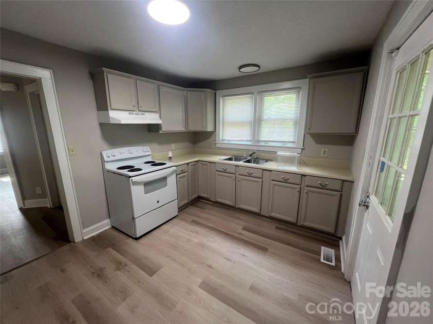 1107 Davidson Avenue, Gastonia, NC 28052.  MLS# CAR4422495, YatesRealty ID 51647. 