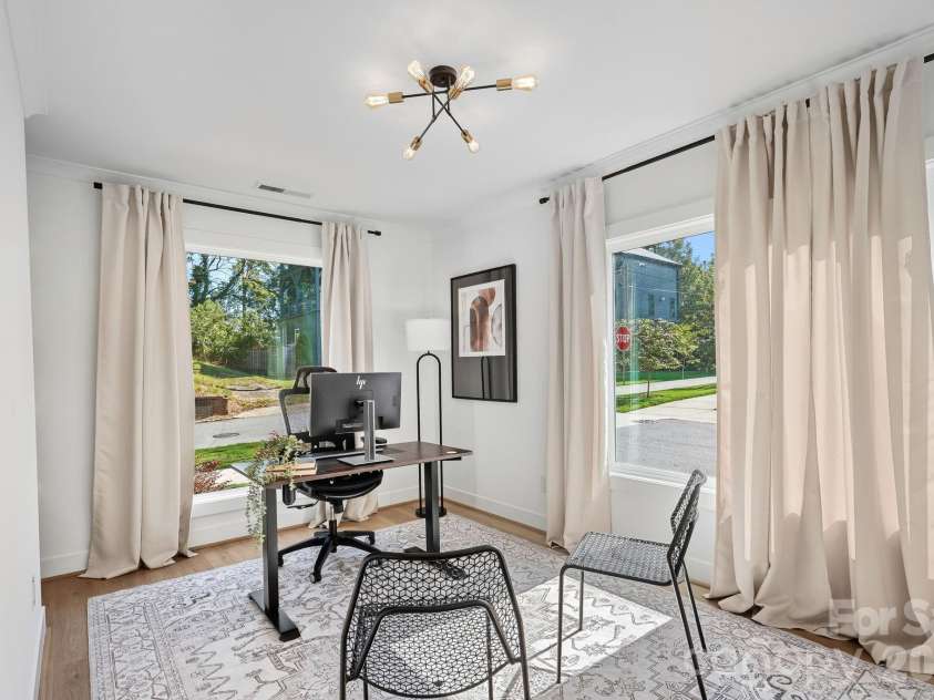 910 Van Every Street, Charlotte, NC 28205.  MLS# CAR4424577, YatesRealty ID 51651. First bedroom w/ en-suite bathroom