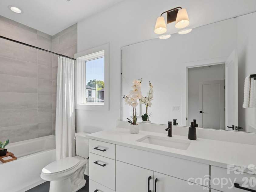910 Van Every Street, Charlotte, NC 28205.  MLS# CAR4424577, YatesRealty ID 51651. Full bathroom
