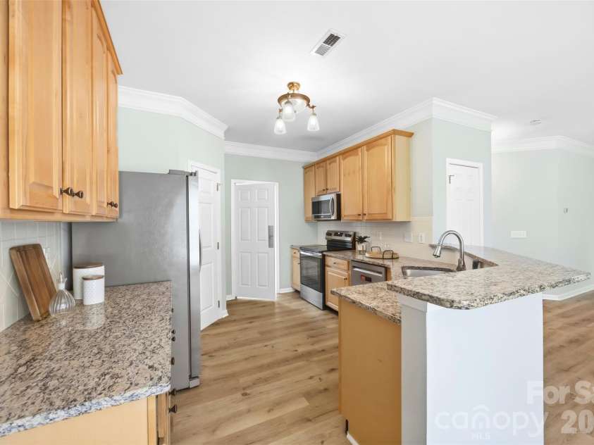 8709 Ellington Park Drive, Charlotte, NC 28277.  MLS# CAR4425738, YatesRealty ID 51656. Kitchen