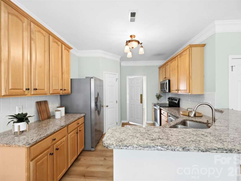 8709 Ellington Park Drive, Charlotte, NC 28277.  MLS# CAR4425738, YatesRealty ID 51656. Kitchen