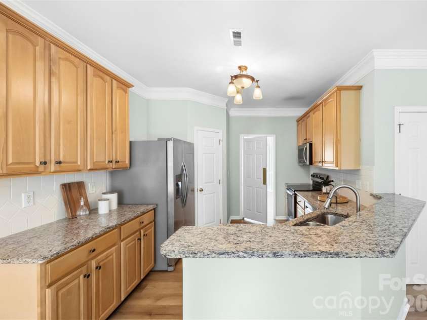 8709 Ellington Park Drive, Charlotte, NC 28277.  MLS# CAR4425738, YatesRealty ID 51656. Kitchen with large granite bar
