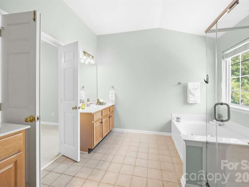 8709 Ellington Park Drive, Charlotte, NC 28277.  MLS# CAR4425738, YatesRealty ID 51656. Primary en-suite bathroom