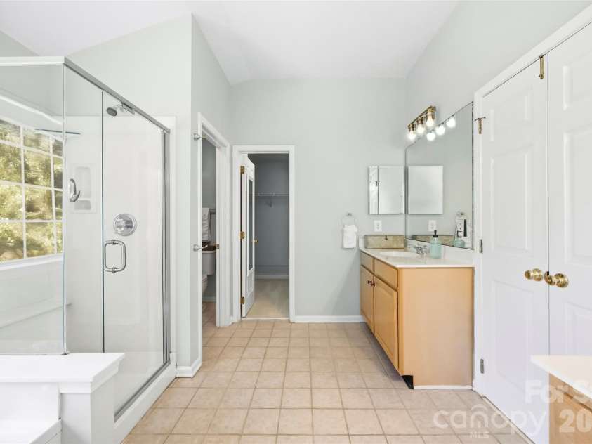 8709 Ellington Park Drive, Charlotte, NC 28277.  MLS# CAR4425738, YatesRealty ID 51656. Primary en-suite bathroom