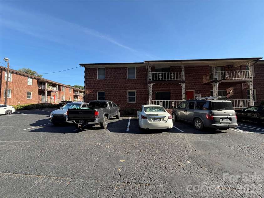 101 Carriage House Drive, Kannapolis, NC 28081.  MLS# CAR4426162, YatesRealty ID 51657. 