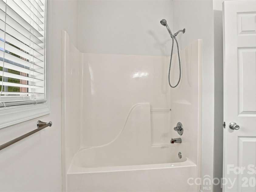 1524 Garrett Landen Drive, Clover, SC 29710.  MLS# CAR4418326, YatesRealty ID 51658. 2nd bath shower/tub combo with linen closet.