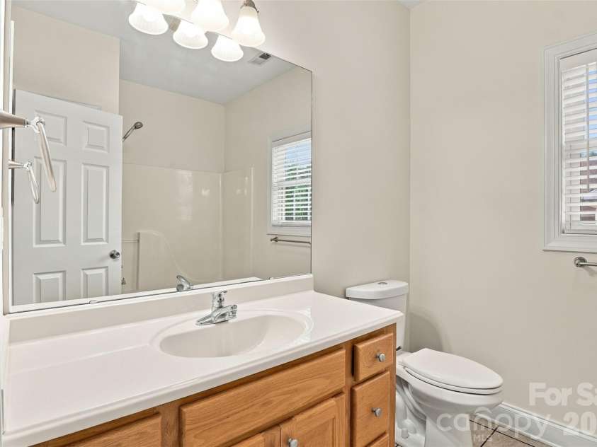 1524 Garrett Landen Drive, Clover, SC 29710.  MLS# CAR4418326, YatesRealty ID 51658. 2nd bathroom on main between the other two bedrooms in this split bedroom plan