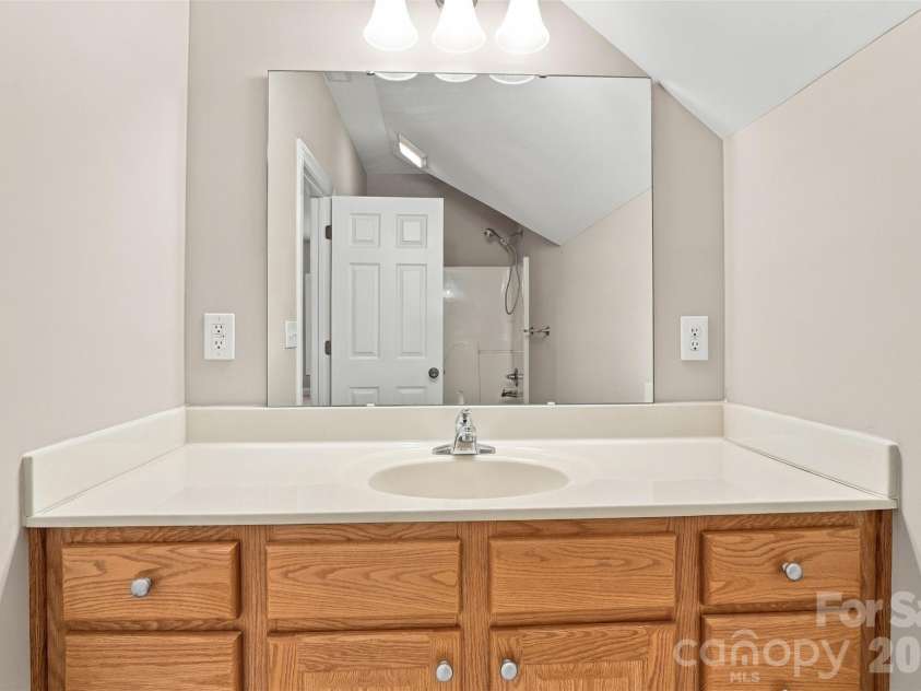 1524 Garrett Landen Drive, Clover, SC 29710.  MLS# CAR4418326, YatesRealty ID 51658. 3rd Full bathroom is off the bonus room