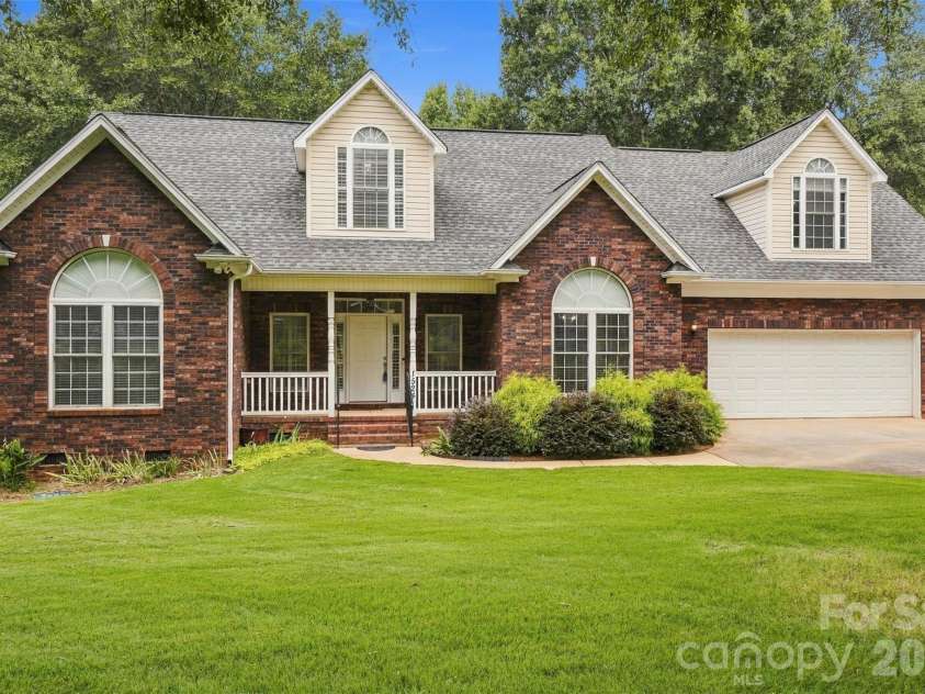 1524 Garrett Landen Drive, Clover, SC 29710.  MLS# CAR4418326, YatesRealty ID 51658. 