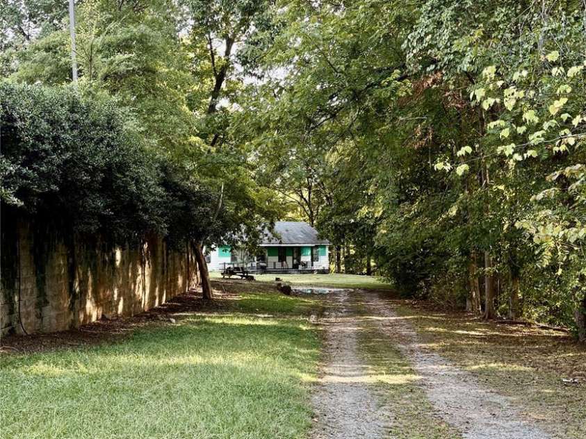 42 Sherwood Court, Concord, NC 28027.  MLS# CAR4424201, YatesRealty ID 51659. Driveway