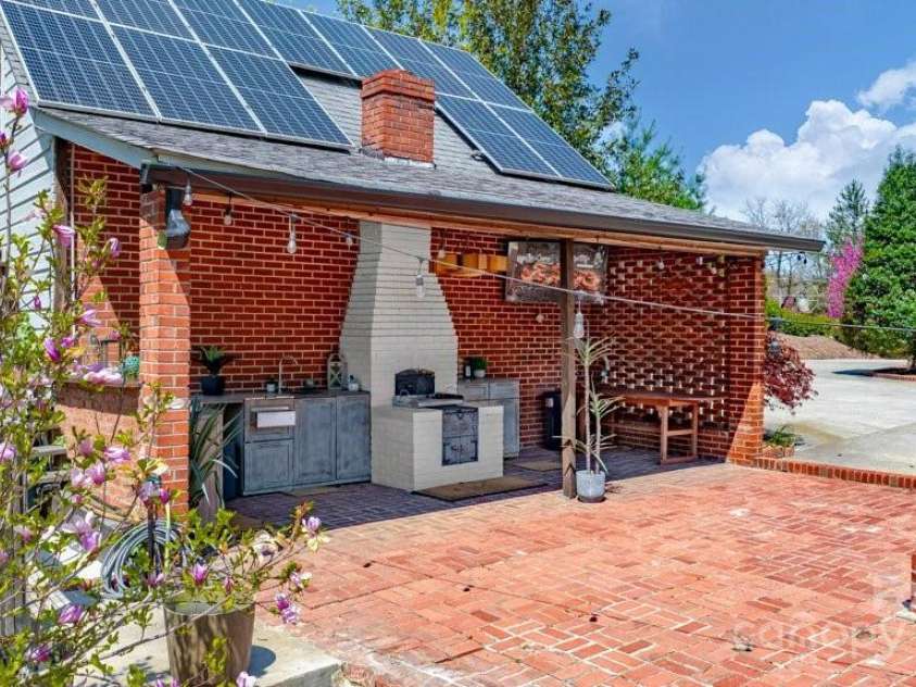 300 Morgan Street, Marion, NC 28752.  MLS# CAR4306863, YatesRealty ID 5166. 