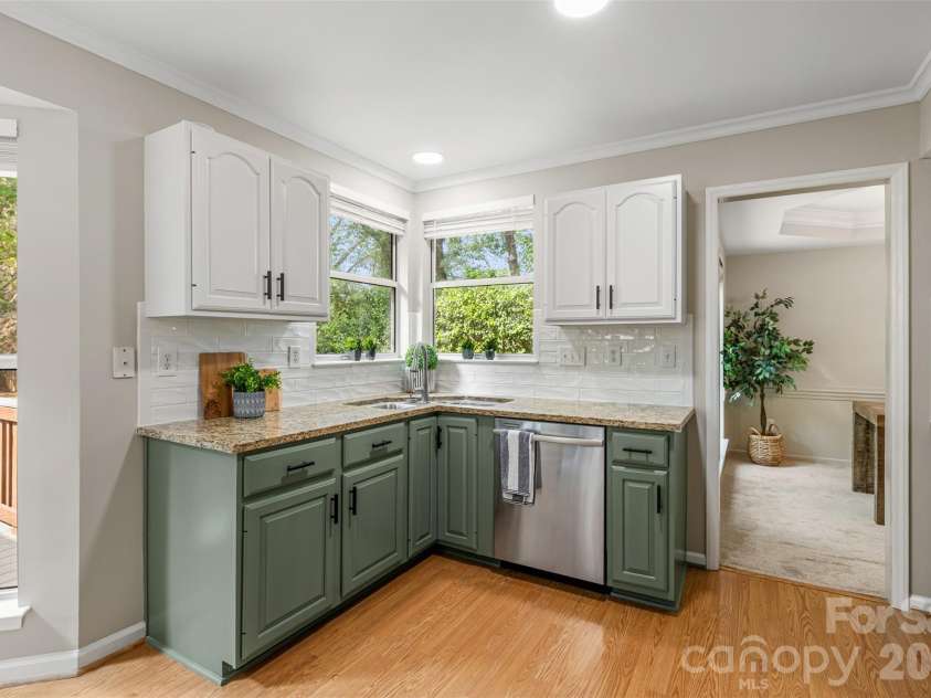 6818 Millingden Court, Charlotte, NC 28277.  MLS# CAR4426107, YatesRealty ID 51663. These Cabinets Give so much SLOMW!