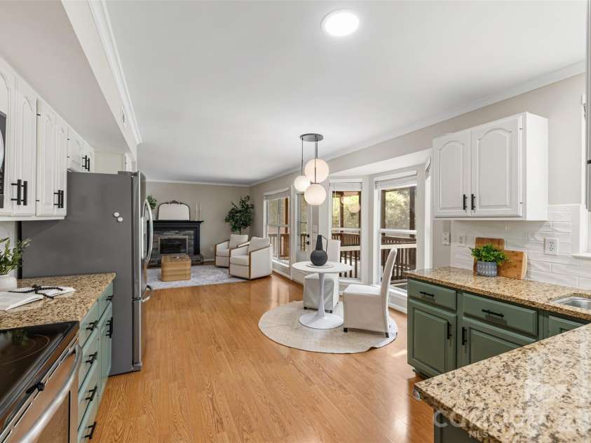 6818 Millingden Court, Charlotte, NC 28277.  MLS# CAR4426107, YatesRealty ID 51663. Updated Kitchen