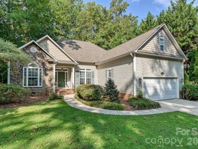 2715 Lakeview Circle, Matthews, NC 28105.  MLS# CAR4425587, YatesRealty ID 51666. 