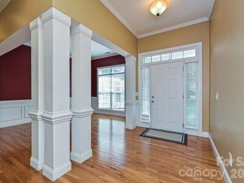 2715 Lakeview Circle, Matthews, NC 28105.  MLS# CAR4425587, YatesRealty ID 51666. 