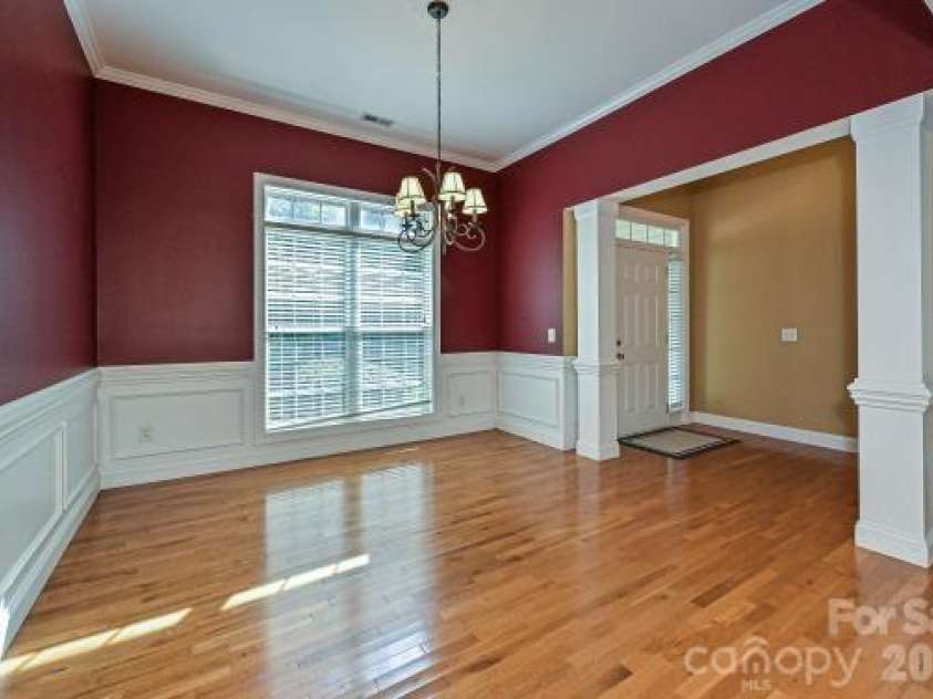 2715 Lakeview Circle, Matthews, NC 28105.  MLS# CAR4425587, YatesRealty ID 51666. 